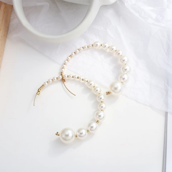 🍒 Pearl Studded Hoops - Picture 4 of 12